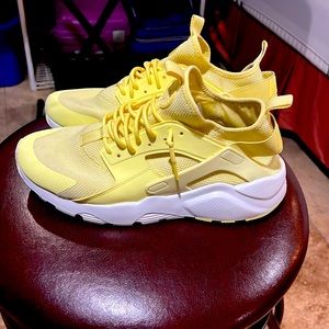 Nike Air Hurache Run Ultra Breathe Sneakers